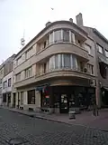 Hoekhuis, winkelpand met appartementen