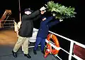 Medewerkers van het Chicago Christmas Ship gooien een krans over de rand, terwijl ze de plek passeren waar de Rouse Simmons (het oorspronkelijke kerstschip van Chicago) in 1912 zonk, in Lake Michigan op 30 november 2011.
