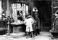 Christmas Shopping: kinderen kijken naar kerstkaarten in een etalage in New York, 1910