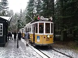 Tramstel KS 327 + 1321 te Eilers Eg. De tram is versierd voor de kerstdagen.