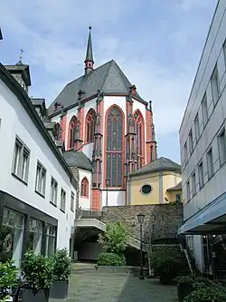 Koor en resten van de Romeinse stadsversterking