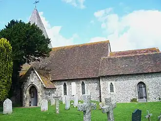 Kerk en kerkhof met zonnewijzer.