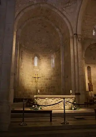 Centrale apsis met hoogaltaar.