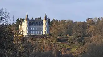 Het kasteel van Ciergnon hoog op de rots