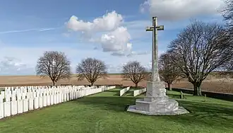 Zicht op de graven en Cross of Sacrifice