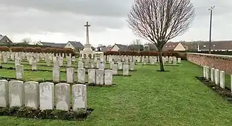 Zicht op het gedeelte van de begraafplaats met het Cross of Sacrifice