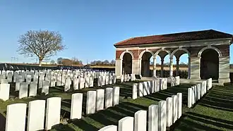 Zicht op graven en toegangsgebouw
