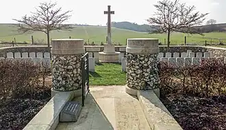 Voorzijde van de begraafplaats