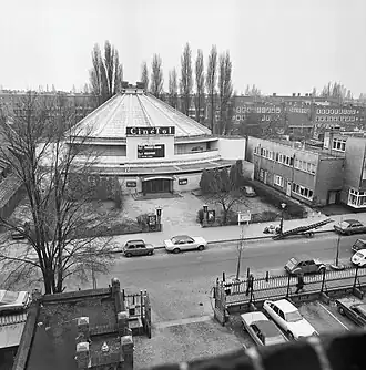 Cinetol in 1977, met rechts het gebouw van de Theosofische Vereniging en links nog net te zien het later afgebroken gebouw met de oude vergaderzaal