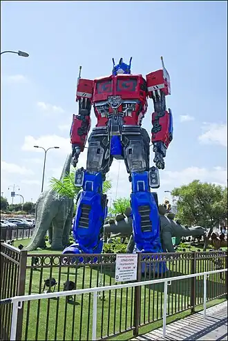 Optimus Prime standbeeld in Cinema City Dinosaurs Park, 2019.