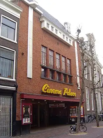 De gevel van de bioscoop voor de sluiting