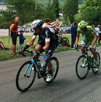 Tony Martin leidt Alessandro De Marchi op de beklimming van de Côte des Cinq Châteaux