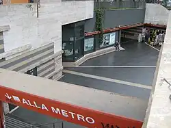 De archeologische vondsten achter glas tussen de noordelijke trap en de voetgangerstunnel