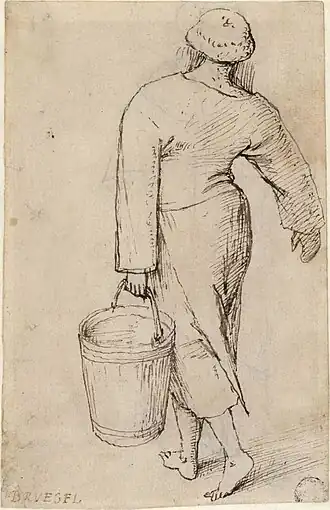 Een vrouw die een emmer water draagt