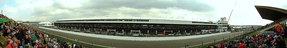 Het rechte stuk van Circuit Park Zandvoort ter hoogte van de pitboxen, tijdens de A1GP