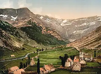 Fotochroom van de Cirque de Gavarnie en het dorp, genomen tussen 1890 en 1905