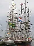 De Cisne Branco naast de Stad Amsterdam