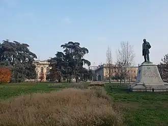 Zicht van op de piazza Leonardo da Vinci op de Politecnico di Milano