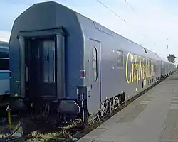 Dubbeldeks slaaprijtuig in de oude CNL-kleuren