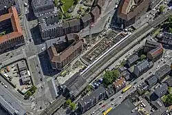 Nørrebro vanuit de lucht, S-tog in het westen en de metro ten oosten van het spoor