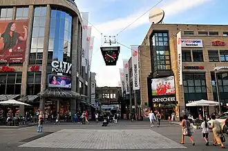 De beide winkelcentra met daartussen de overgang