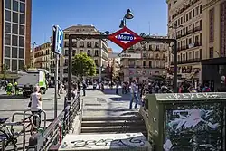 De ingang midden op het plein