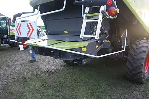 De strooischijven aan de achterkant van een groene maaidorser.