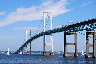 De Claiborne Pell Newport Bridge die de stad met het nabijgelegen James Town verbindt. De brug is onderdeel van de Rhode Island Route 138, een doorgaande weg dwars door de staat.