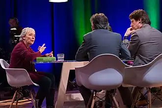 Clairy Polak tijdens opnames