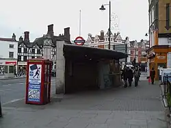 De oostelijke toegang van de voetgangerstunnel.