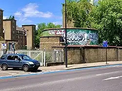 De ingang van de schuilkelder aan Clapham Road
