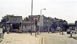 Het station met de faience-platen en het logo uit 1924