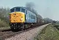 44 010 "Tryfan" trekt een goederentrein over de Birmingham-Peterboroughlijn in Leicestershire, april 1976.
