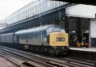 Class 46 in Exeter St Davids op 1 januari 1976.
