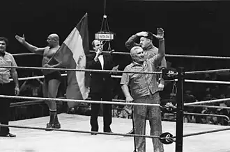 Blassie op de voorgrond (zwaaiend) in de vroege jaren tachtig.