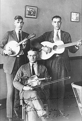 Clayton McMichen (vooraan) en de broers Whitten