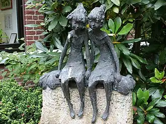 Bronzen beeld van Clemens Pasch bij het gemeentehuis in Issum