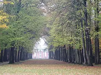 De toegangsweg naar Kasteel Clemenswerth