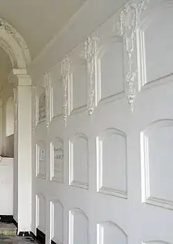 Rechter zijwand met grafnissen