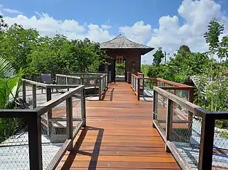 Een van de museale boomhutten