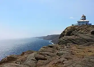 De hoge kliffen van Cape Spear met zicht op de 19e-eeuwse vuurtoren