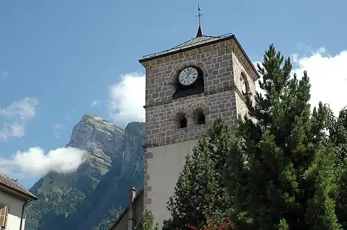 Klokkentoren van de Église Notre-Dame-de-l'Assomption, met de herkenbare Aiguille de Criou in de achtergrond