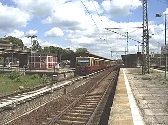 S-Bahntrein richting Ahrensfelde in station Wannsee; rechts de hoofdlijnsporen