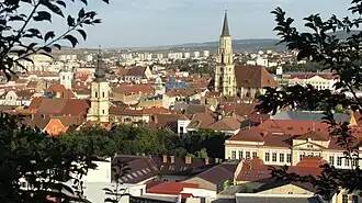 Rooms-Katholieke en Evangelische kerk in het stadscentrum, op de achtergrond de buitenwijken