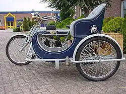 Clyno maakte er meteen werk van (1912). Dit bedrijf deed ook veel onderzoek naar de verbeteringen van zijspanframes en zijspancombinaties werden zo ongeveer de hoofdproducten.