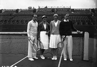 v.l.n.r. Henri Cochet, Eileen Bennett Whittingstall, Hilde&nbsp;Krahwinkel en Gottfried von Cramm (kwartfinale Roland Garros 1932)