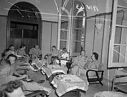 Spoor op een cocktailparty bij het Vrouwenkorps (augustus 1946)