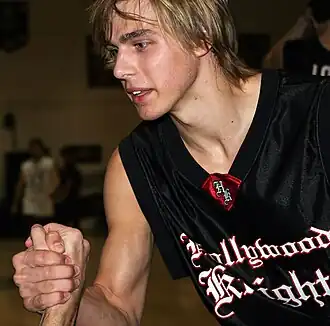 Cody Linley aan het armpje-drukken met een teammaat tijdens de 30 januari, 2010 Hollywood Knights game in Claremont, California