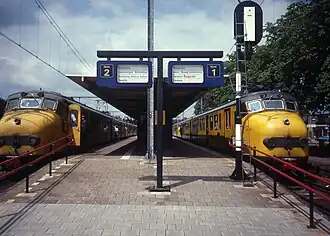 Tweemaal een treinstel Mat '54 op het station