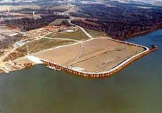 Een kistdam in de rivier de Ohio nabij Olmsted, gebouwd voor de constructie van de Olmsted Locks and Dam
